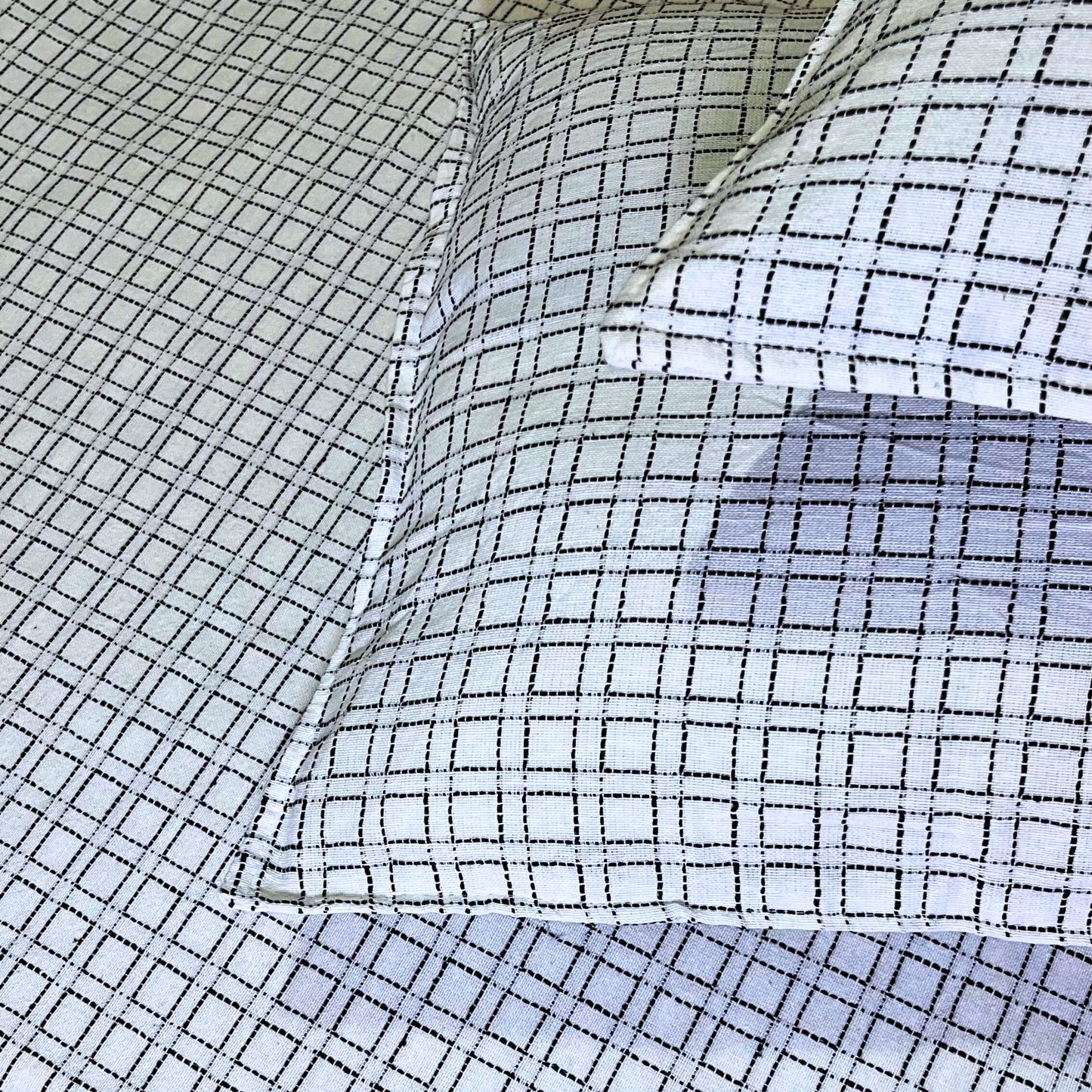 RadheKisna Textured Grid Queen Bedsheet Set — 250 TC 100% Cotton - Radhekisna