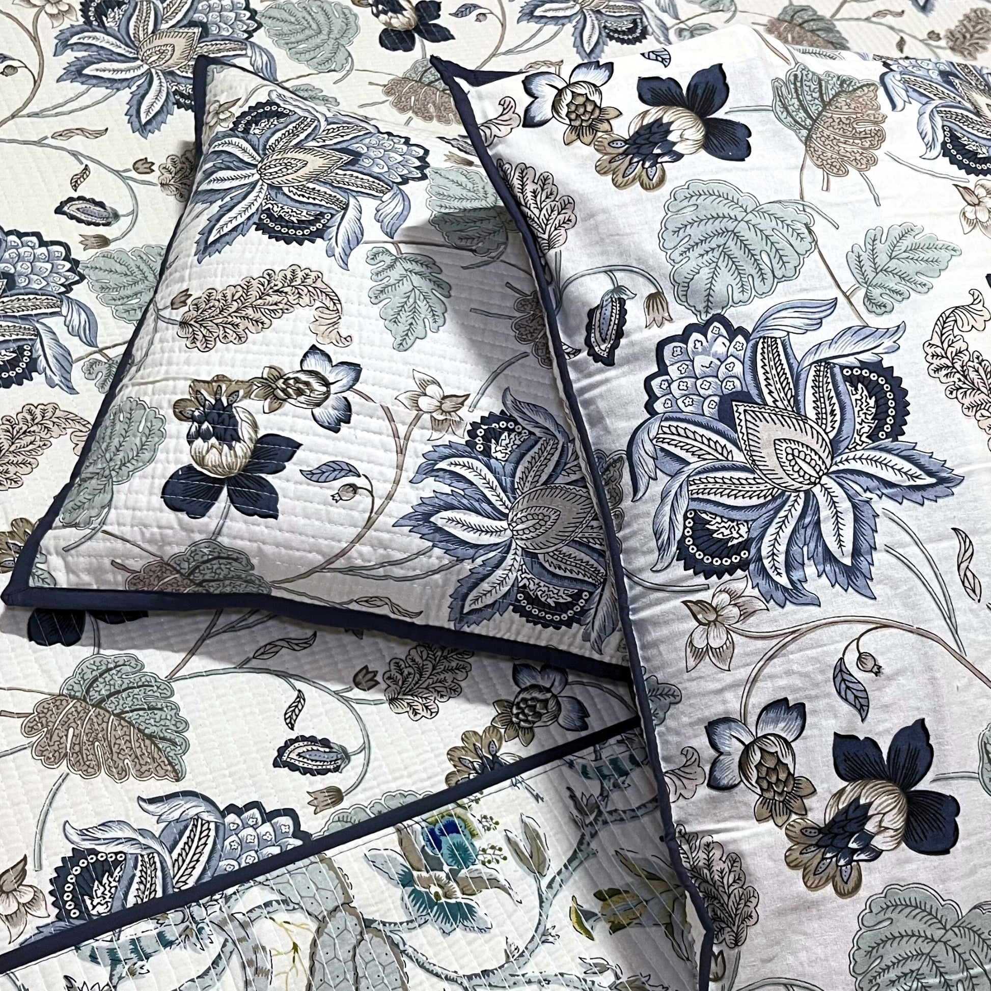 RadheKisna Floral Blue Reversible Quilted Bed Cover Set – Elegant Comfort - Radhekisna